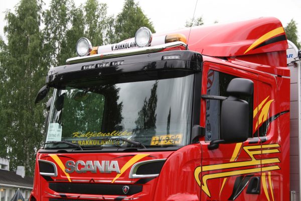 Kuvassa Lisävaloteline katolle Scania 2005-2016, matala ohjaamo
