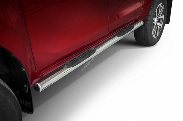 Kuvassa Kylkiputket muoviaskelmilla Toyota Hilux 2015-/2018-/2023