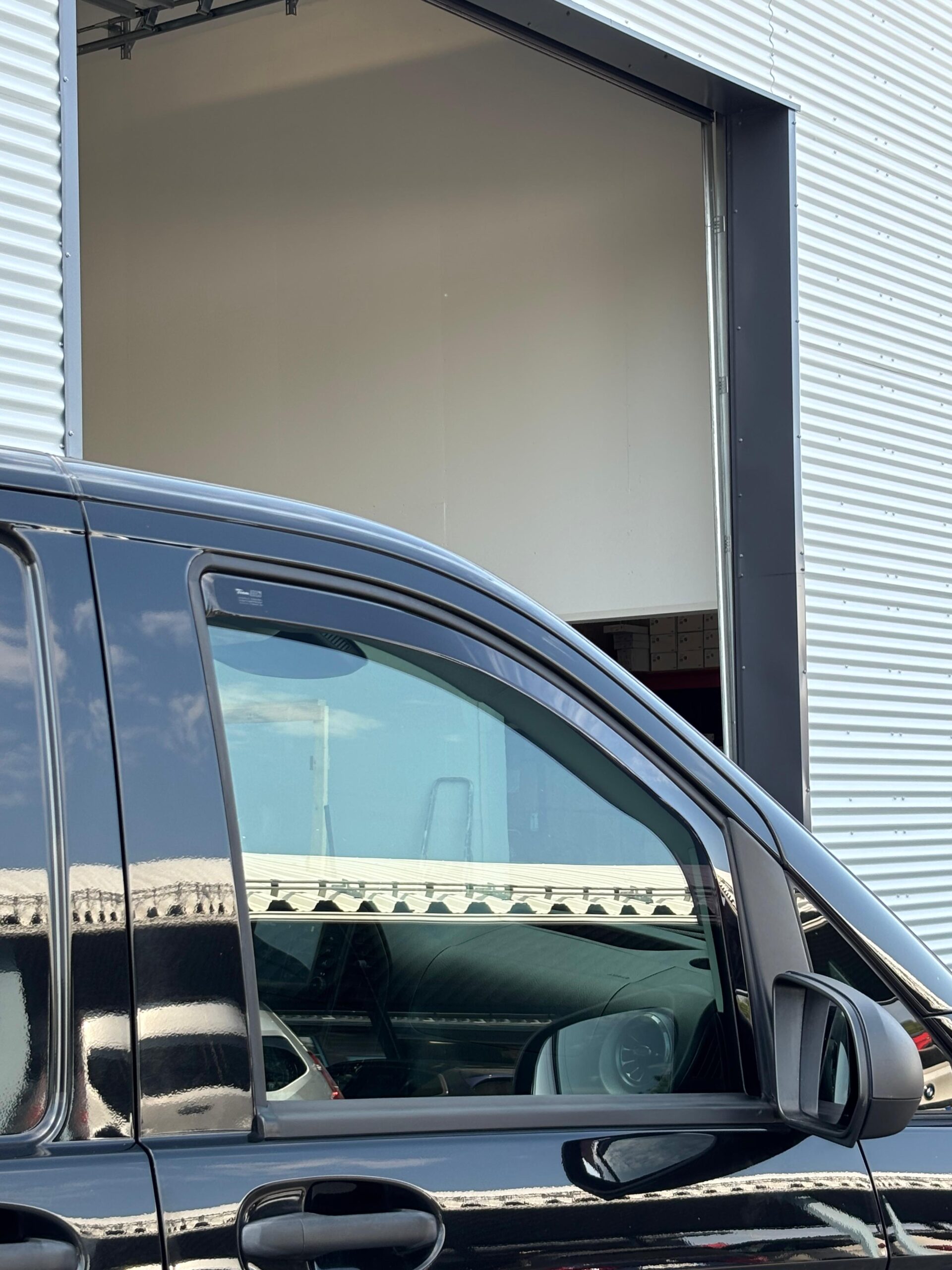 Ikkunavetosuojat Mercedes-Benz Vito 2014- vuosimallista uudempiin pakettiautoihin.