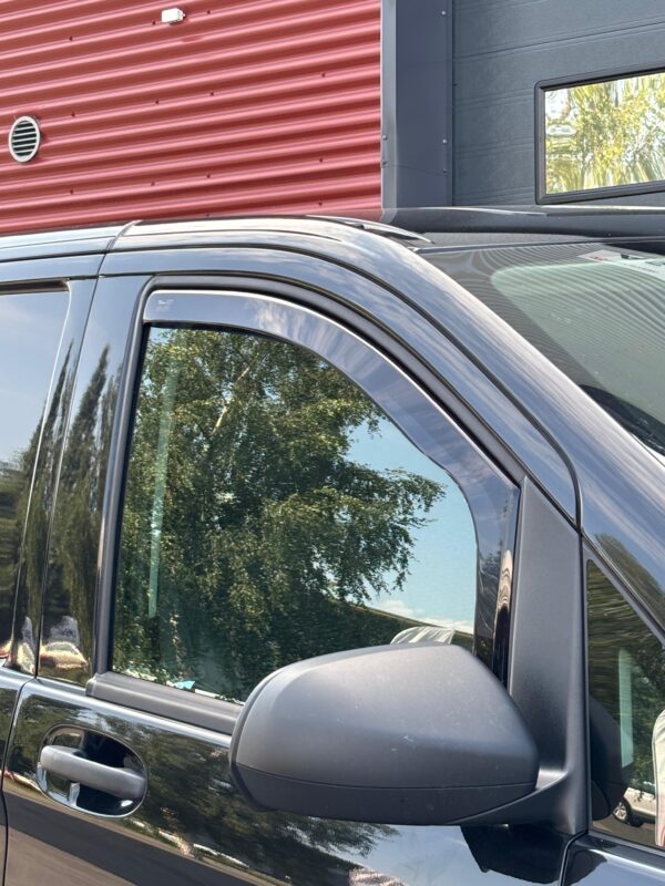 Ikkunavetosuojat Mercedes-Benz Vito 2014- vuosimallista uudempiin pakettiautoihin.