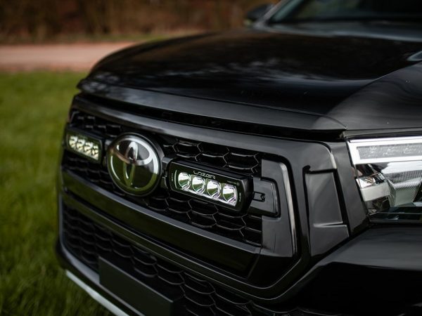 Kuvassa Lazer Grille Kit Toyota Hilux Invincible X 17-20, ST4 Evo valoilla