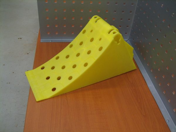 Kuvassa Muovinen pyöräkiila 19.5" pyörälle