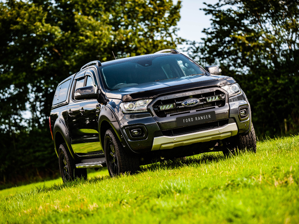 Kuvassa Lazer Grille Kit Ford Ranger 2019-2022, Triple-R 750 lisävaloilla