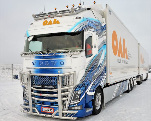 Kuvassa Karjapuskuri Freeway Volvo FH4