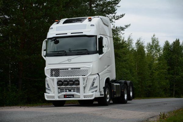 Kuvassa TruckStyle Sweden Aurinkolipan alaosa Volvo FH4 -Linear 18 Valoilla