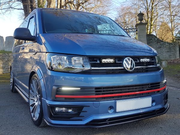Kuvassa Lazer Grille Kit VW T6 2015- ST4 / Triple-R 750 lisävaloilla