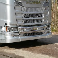 Lisävalotelineet kuorma-auton maskiin
