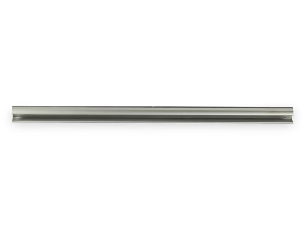 Kuvassa Kiinnityskisko roiskeläpälle, 2550mm