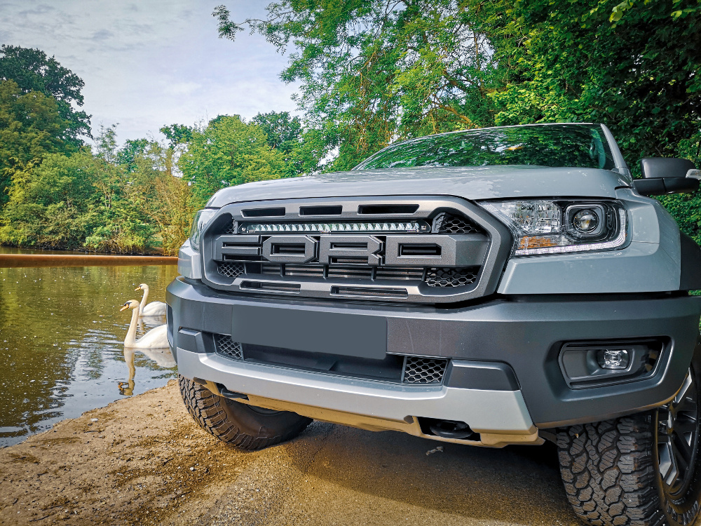 Kuvassa Lazer Grille Kit Ford Ranger Raptor 2018- Linear 24 Elite lisävalolla