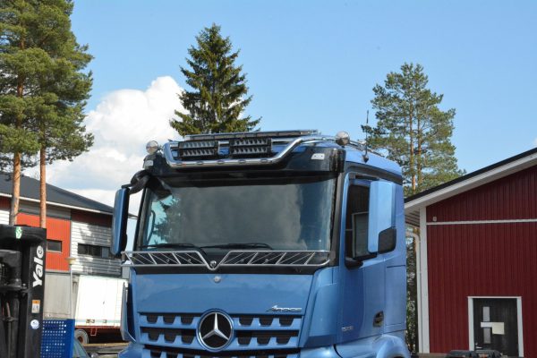 Kuvassa Lisävaloteline katolle sivujatkoilla MB Actros ClassicSpace 2,3m