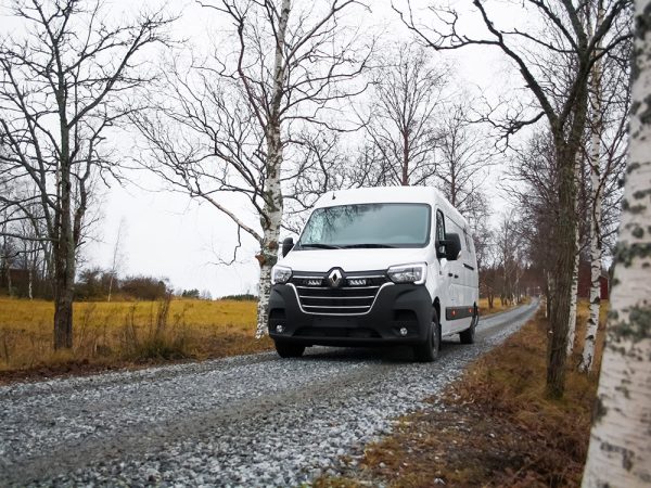 Kuvassa Lazer Grille Kit Renault Master 2020- Triple-R 750 valoilla