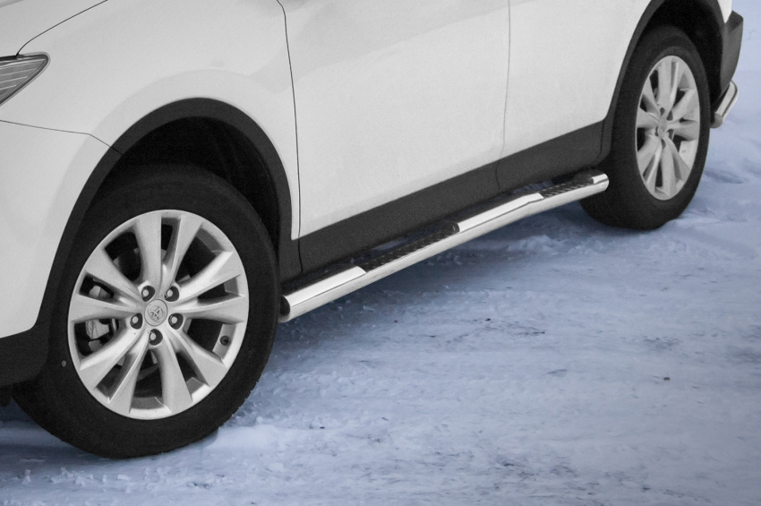 Kuvassa STEELER Kylkiputket askelmilla Toyota RAV4 2013-