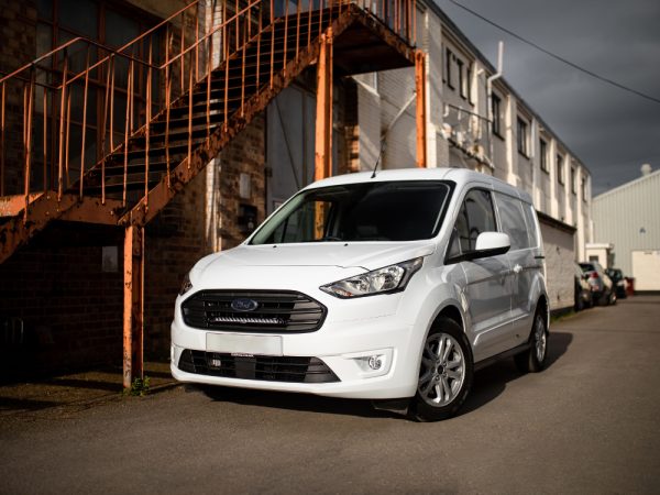 Kuvassa Lazer Grille Kit Ford Transit Connect 2018- Linear 18 lisävaloilla