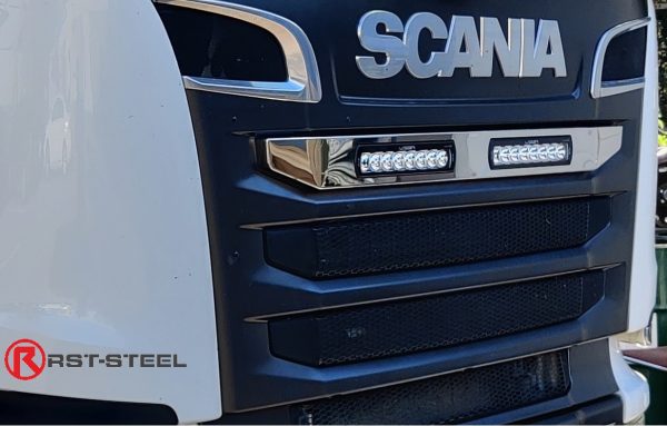 Kuvassa Lazer Grille Kit Scania R 2010-2016-, Triple-R 1000 Gen2 valoilla