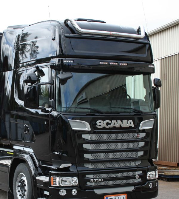 Kuvassa Lisävaloteline katolle Scania Topline/Highline 2005-2016