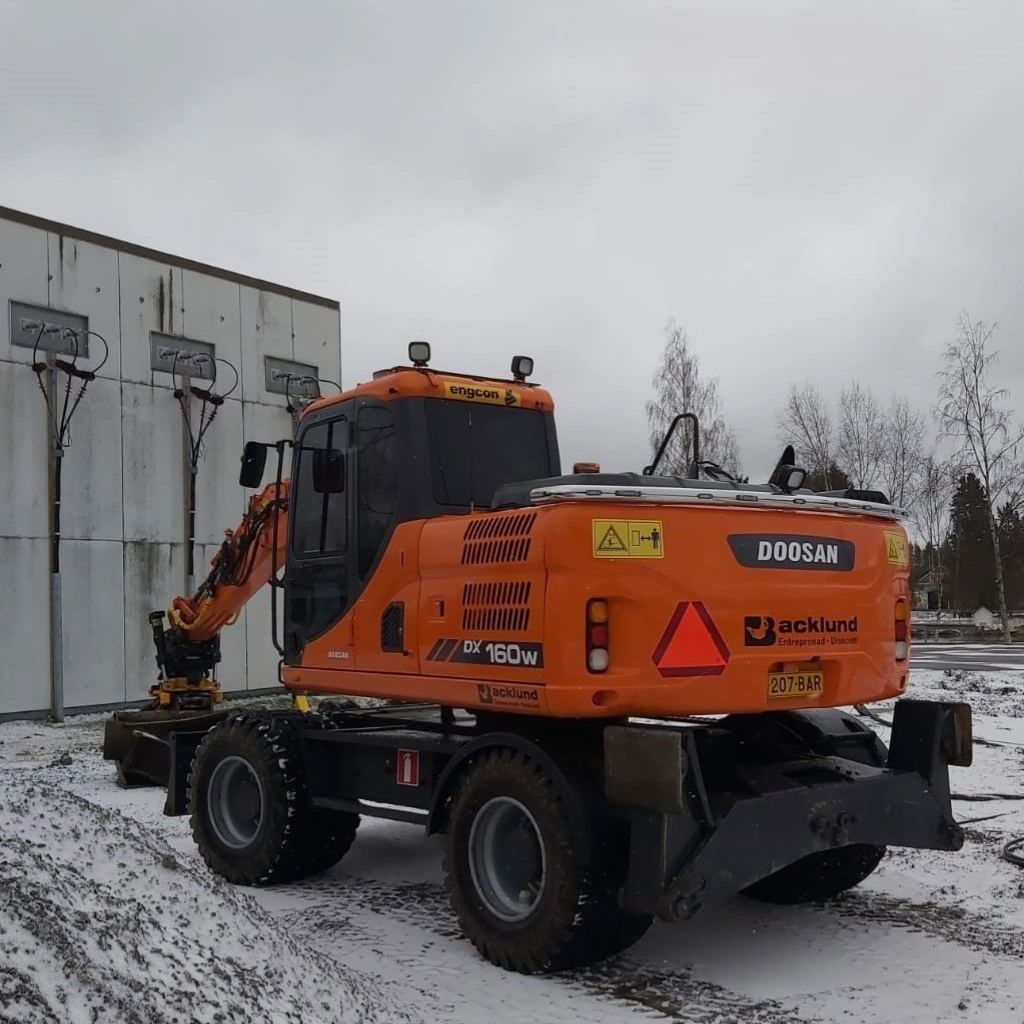 Lisävaloteline taakse / peräpuntin päälle Doosan DX160W