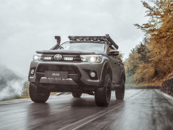 Kuvassa Lazer Grille Kit Toyota Hilux 2017- Triple-R 750 lisävaloilla