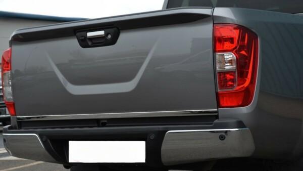 Kuvassa Omtec Takaluukun koristelista, Nissan Navara 2016-