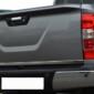Kuvassa Omtec Takaluukun koristelista, Nissan Navara 2016-