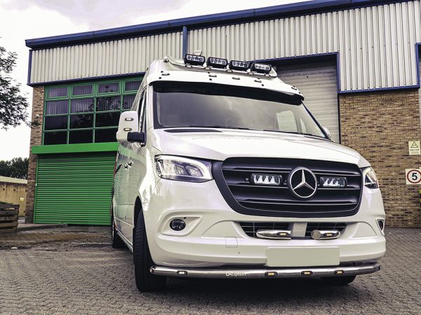 Kuvassa Lazer Grille Kit MB Sprinter W907 2018- Triple-R 750 Gen2 lisävaloilla