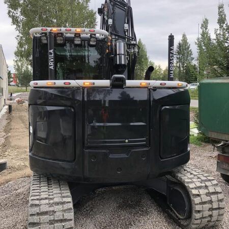 Kuvassa Lisävaloteline taakse / peräpuntin päälle Kobelco SK75SR-3E