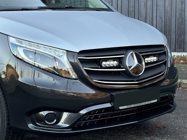 Kuvassa Lazer Grille Kit MB Vito/Viano 03/2020-, ST4 Evolution lisävaloilla