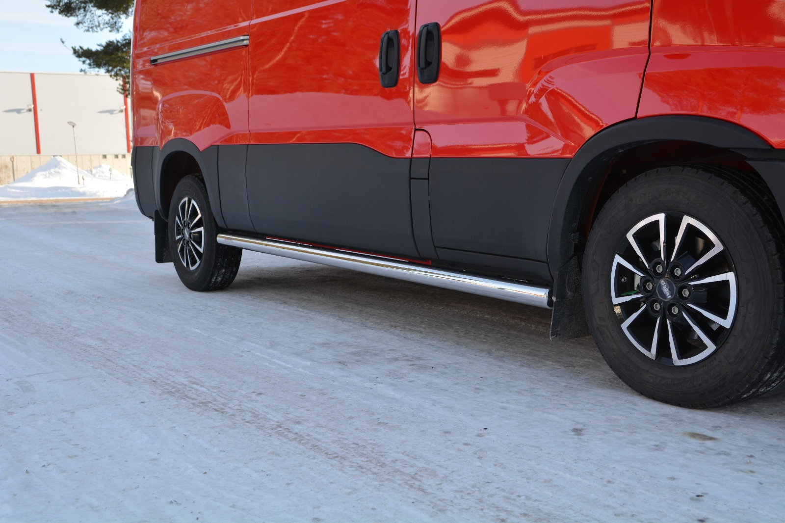 Kuvassa Kylkiputket Iveco Daily 2019- keskipitkä akseliväli (MWB)