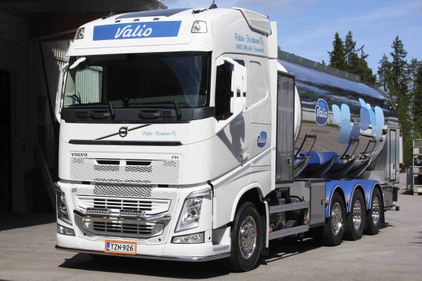 Kuvassa Etuhelmaputki Volvo FH4