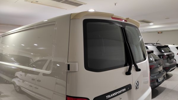Kuvassa Takaspoileri VW Transporter T6.1