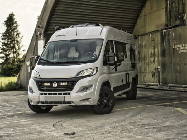 Kuvassa Lazer Grille Kit Fiat Ducato 2014- Triple-R 750 lisävaloilla