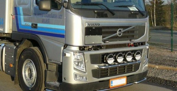 Kuvassa Lisävaloteline maskiin V2.0 Volvo FH3