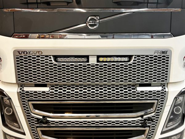 Kuvassa Lazer Grille Kit Volvo FH4 -ST sarjan lisävaloilla