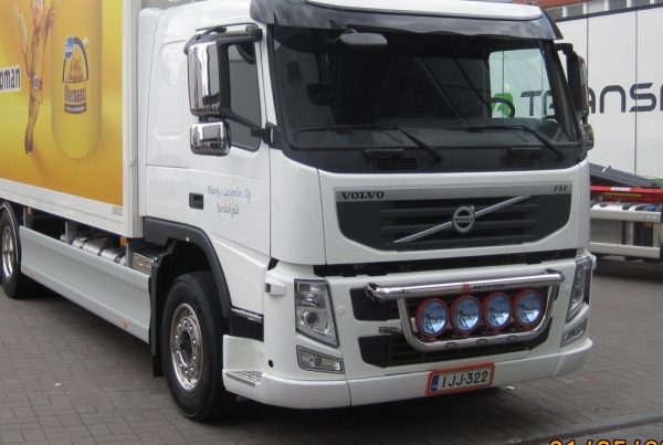 Kuvassa Lisävaloteline maskiin V3.0 Volvo FH3