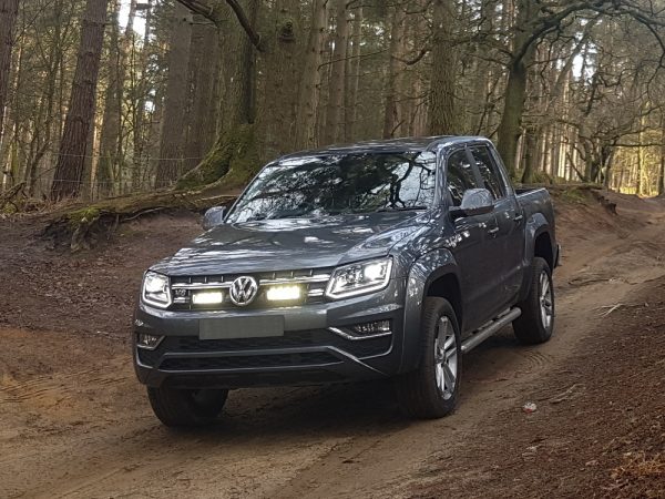 Kuvassa Lazer Grille Kit VW Amarok V6 2016- Triple-R 750 lisävaloilla