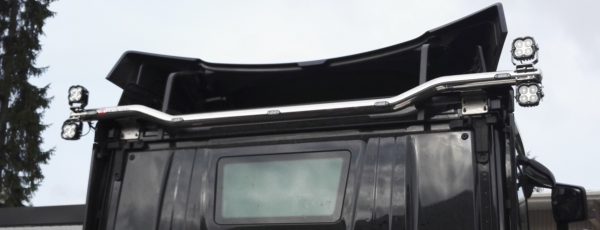 Kuvassa Työvaloteline Ø76mm H:2700mm Scania NextGen 2017-, matala (L) ohjaamo