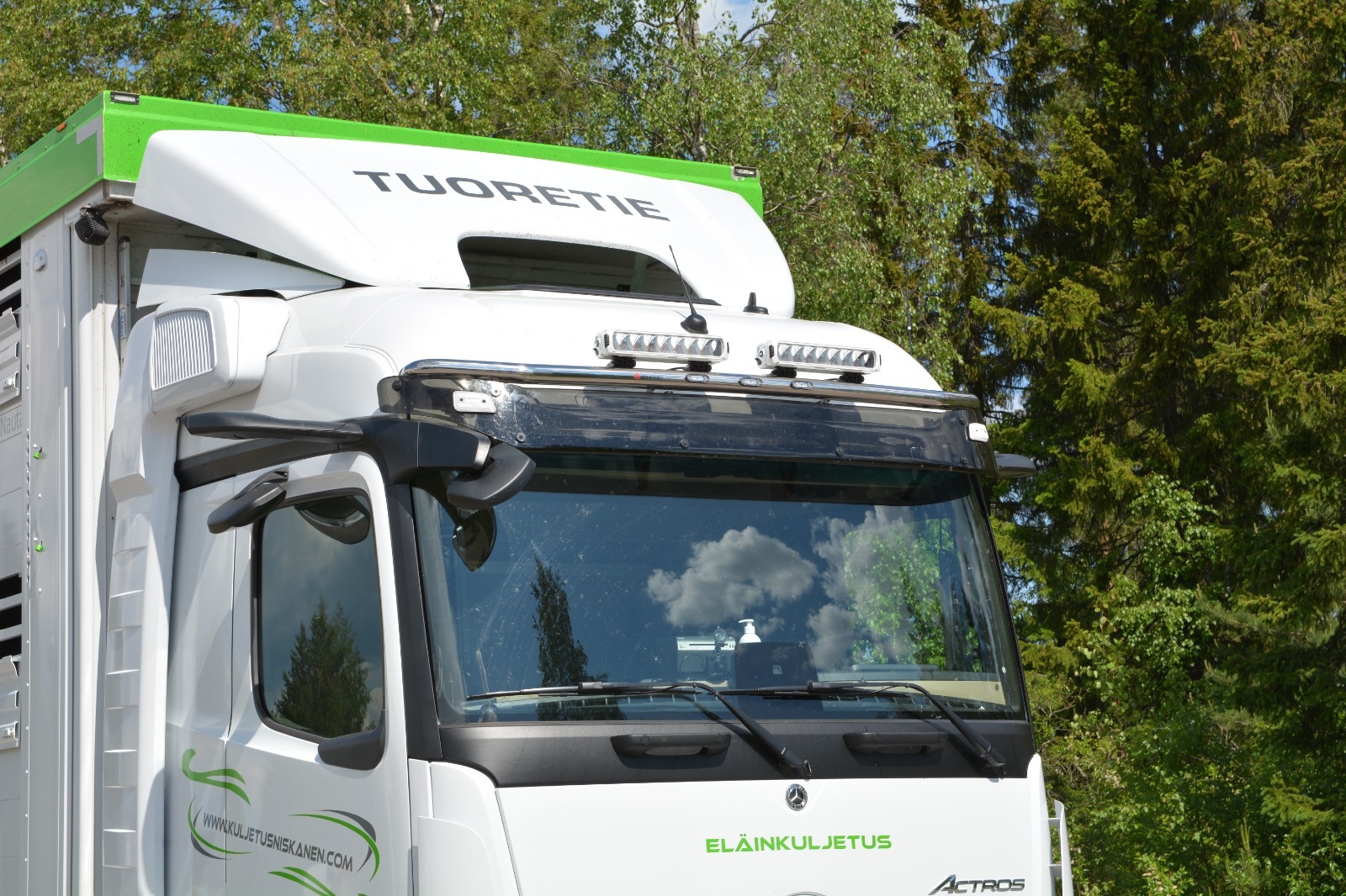 Kuvassa Lippavaloteline Mercedes-Benz Actros 2.3m