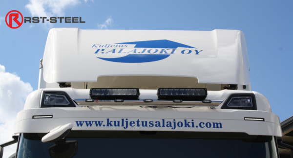 Kuvassa Lisävaloteline lipan päälle Scania NextGen 2017-