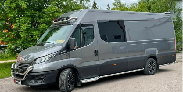 Kuvassa Kylkiputket astimilla Iveco Daily 2019- Pitkä akseliväli (LWB) (Ei paripyörät)