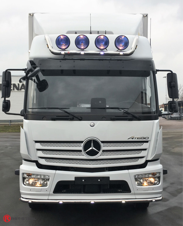 Kuvassa Lisävaloteline katolle MB Atego BigSpace