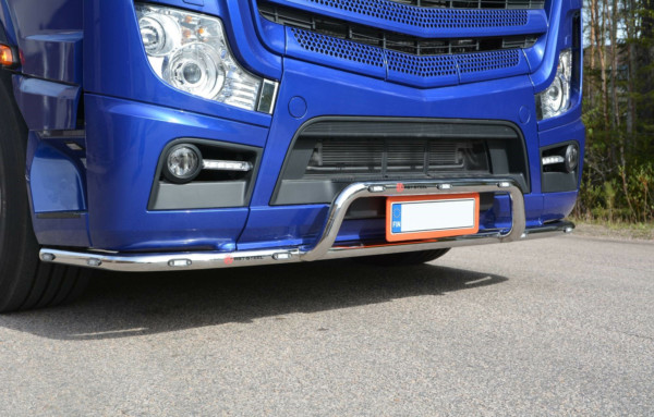 Kuvassa Etuhelmaputki A-kaarella MB Actros 2.5m