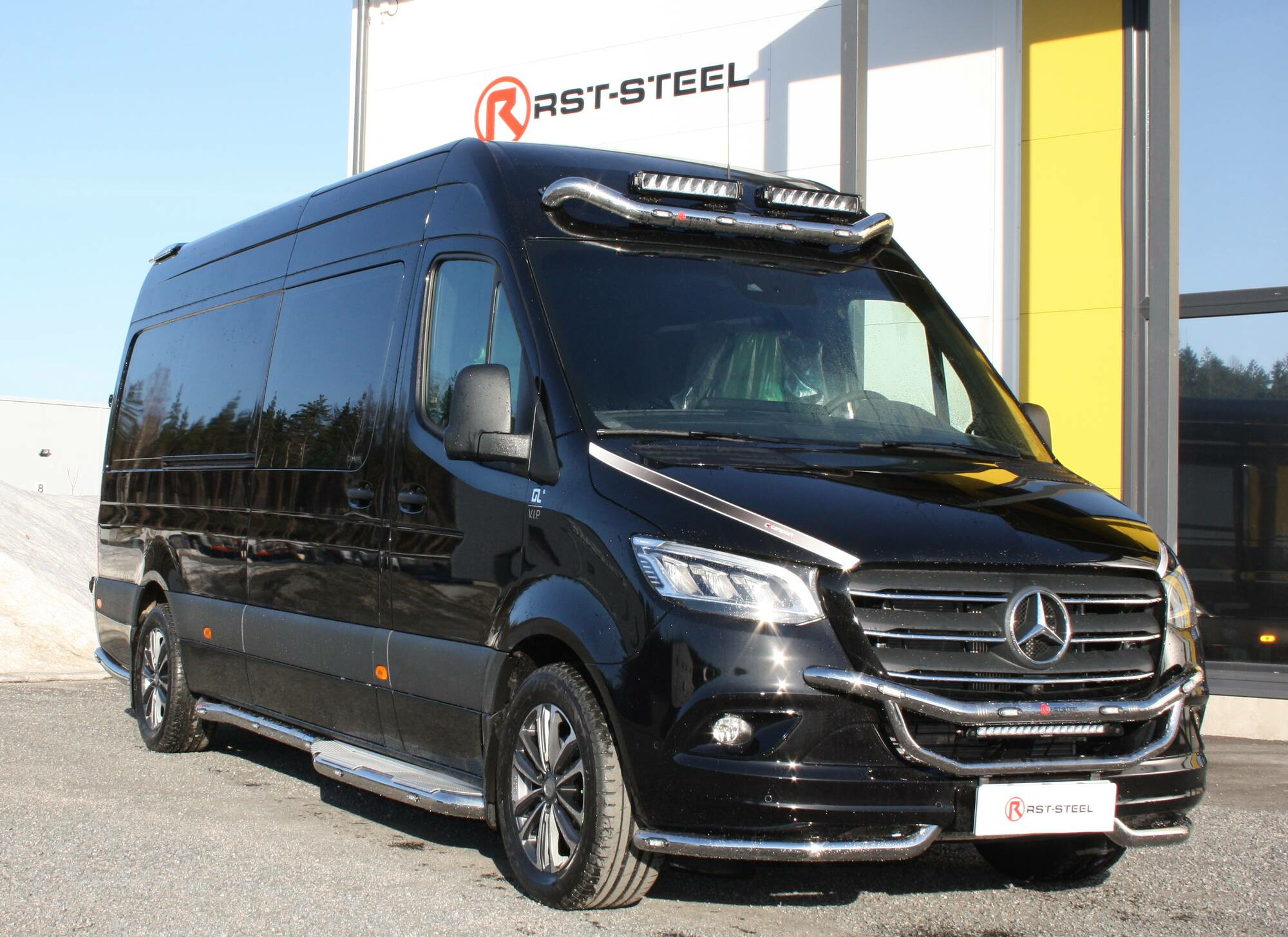 Kuvassa Lisävaloteline kahdella putkella MB Sprinter