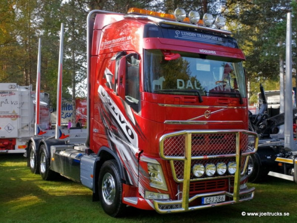 Kuvassa Karjapuskuri Freeway Volvo FH 2021-