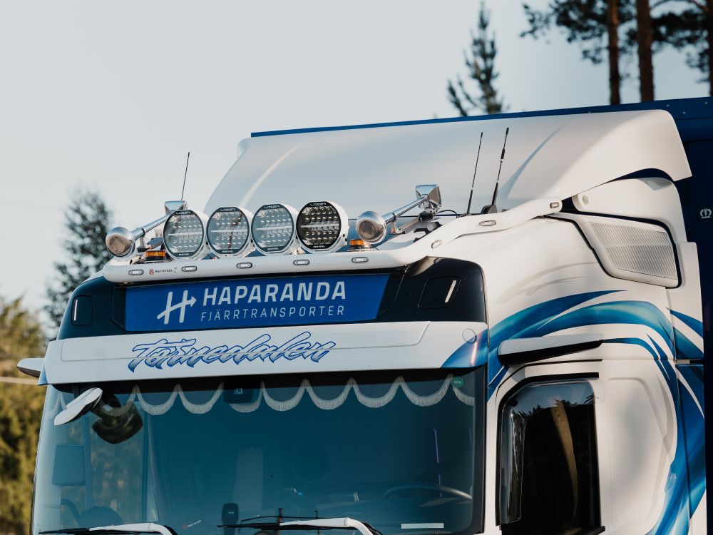 Lisävaloteline katolle jatkoilla Volvo FH4 kuorma-autoihin, joissa Globetrotter ohjaamo.