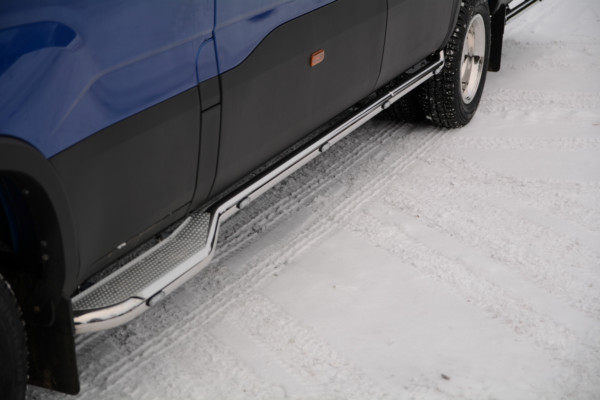Kuvassa Kylkiputket astimilla Iveco Daily 2019- Pitkä akseliväli (LWB)