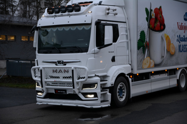 Kuvassa Etuhelmaputki MAN TGS 2022-