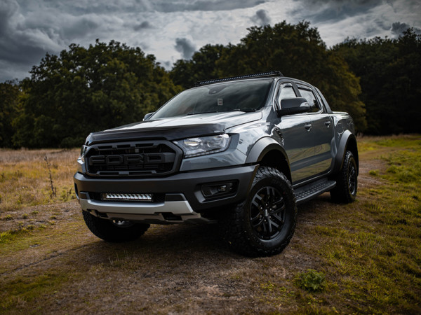 Kuvassa Ford Ranger Raptor 2018- Lazer Triple-R 1250 STD lisävalolla