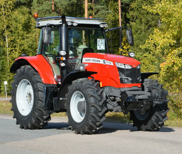 Kuvassa Valoteline katolle Massey Ferguson 7718