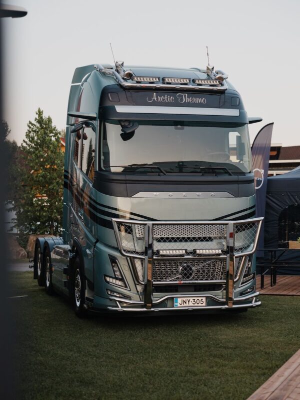 Lisävaloteline katolle jatkoilla Volvo FH4 Globetrotter XL