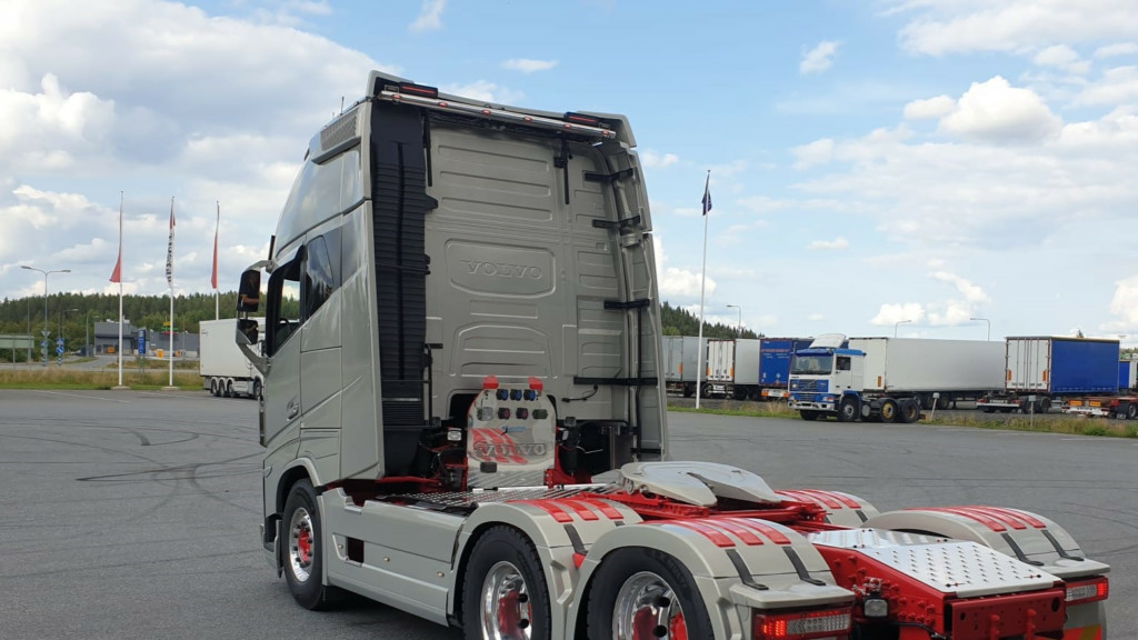 Kuvassa Työvaloteline spoilerin runkoon Volvo FH 4