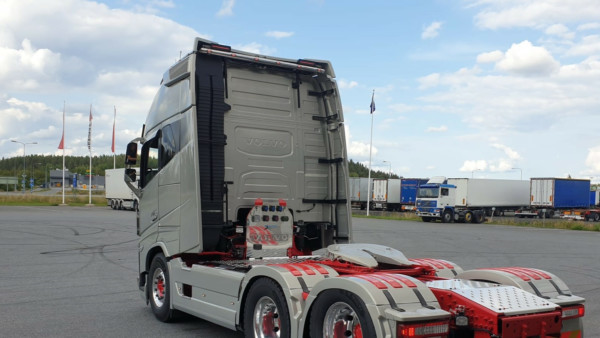 Kuvassa Työvaloteline spoilerin runkoon Volvo FH 4
